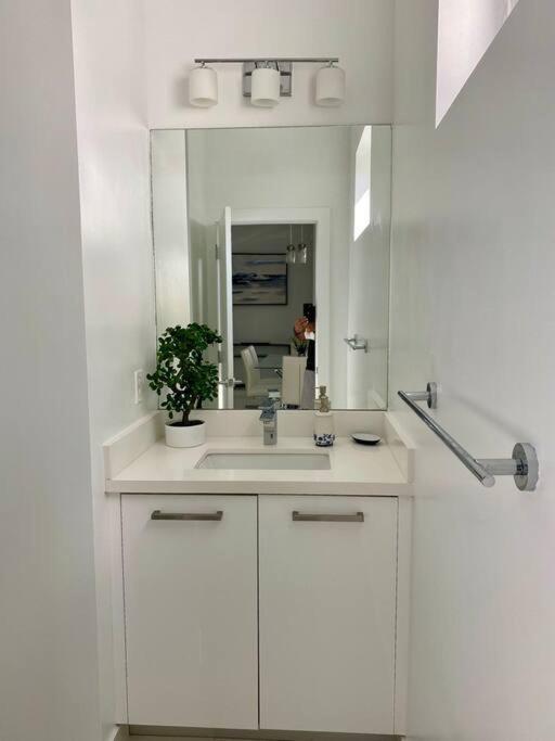 Across The Ocean Few Steps To Beach Contemporary Three Bedroom Townhouse Pompano Beach Bagian luar foto
