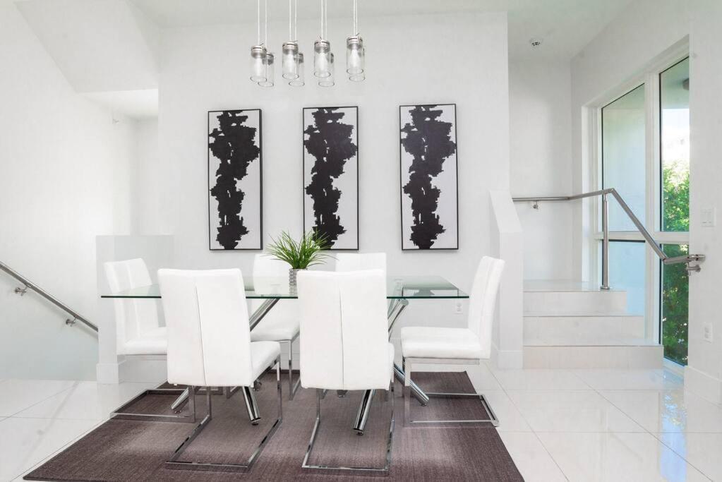 Across The Ocean Few Steps To Beach Contemporary Three Bedroom Townhouse Pompano Beach Bagian luar foto