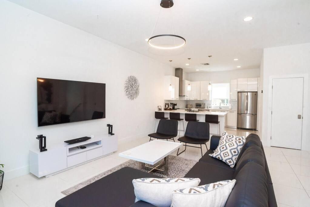 Across The Ocean Few Steps To Beach Contemporary Three Bedroom Townhouse Pompano Beach Bagian luar foto