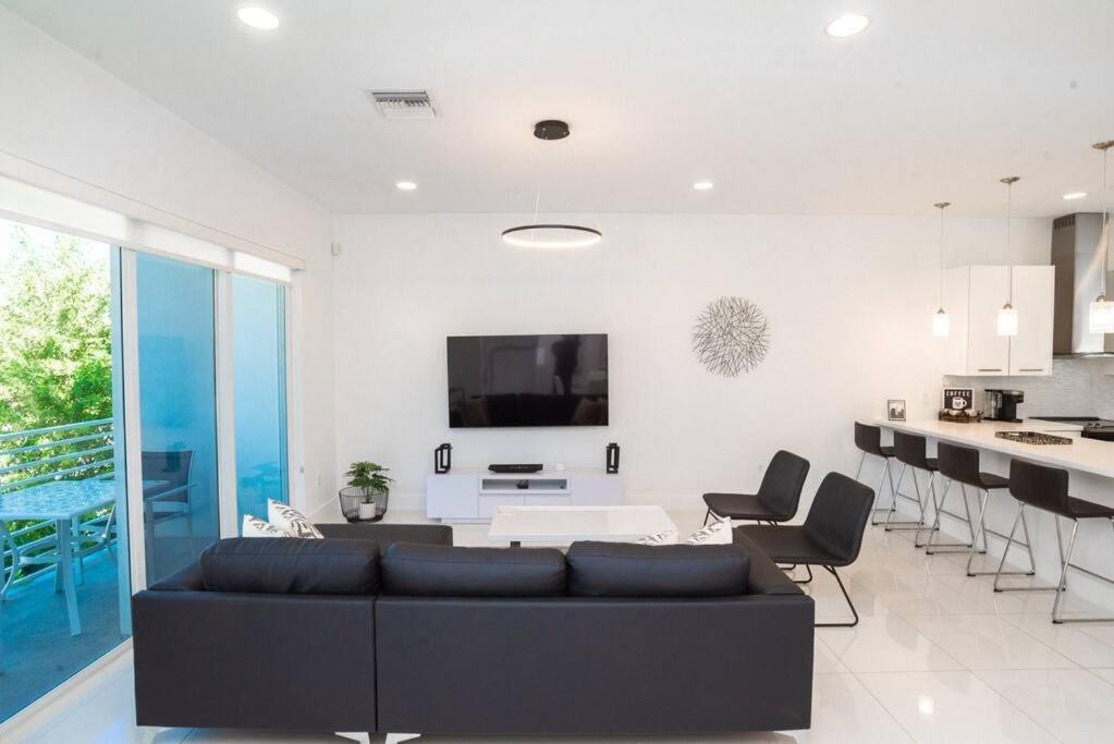 Across The Ocean Few Steps To Beach Contemporary Three Bedroom Townhouse Pompano Beach Bagian luar foto
