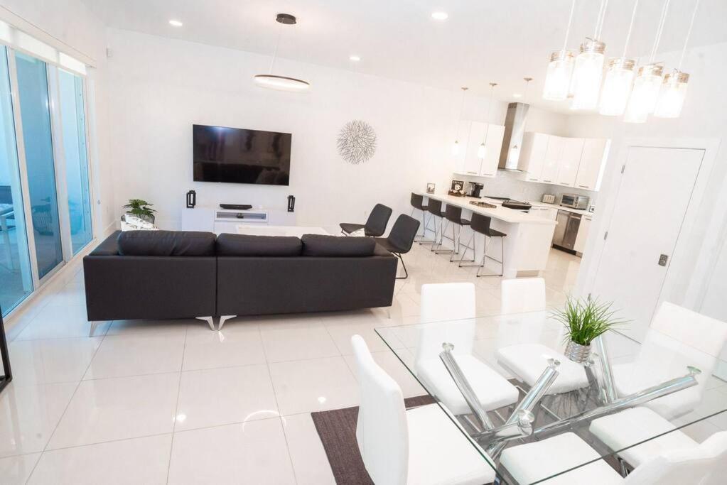 Across The Ocean Few Steps To Beach Contemporary Three Bedroom Townhouse Pompano Beach Bagian luar foto