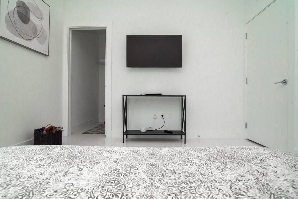 Across The Ocean Few Steps To Beach Contemporary Three Bedroom Townhouse Pompano Beach Bagian luar foto