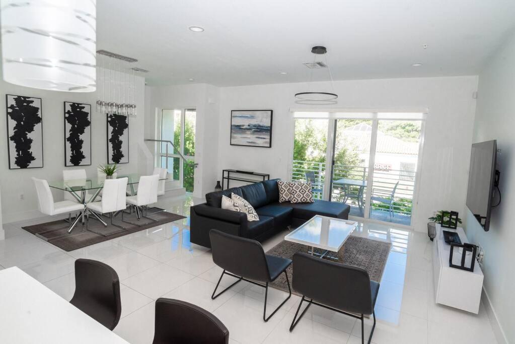 Across The Ocean Few Steps To Beach Contemporary Three Bedroom Townhouse Pompano Beach Bagian luar foto