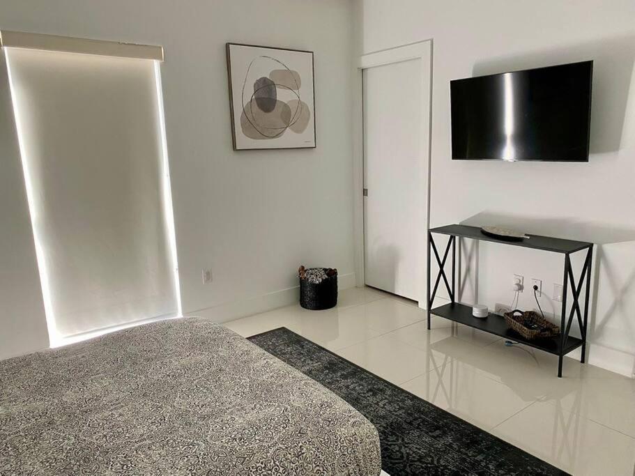Across The Ocean Few Steps To Beach Contemporary Three Bedroom Townhouse Pompano Beach Bagian luar foto