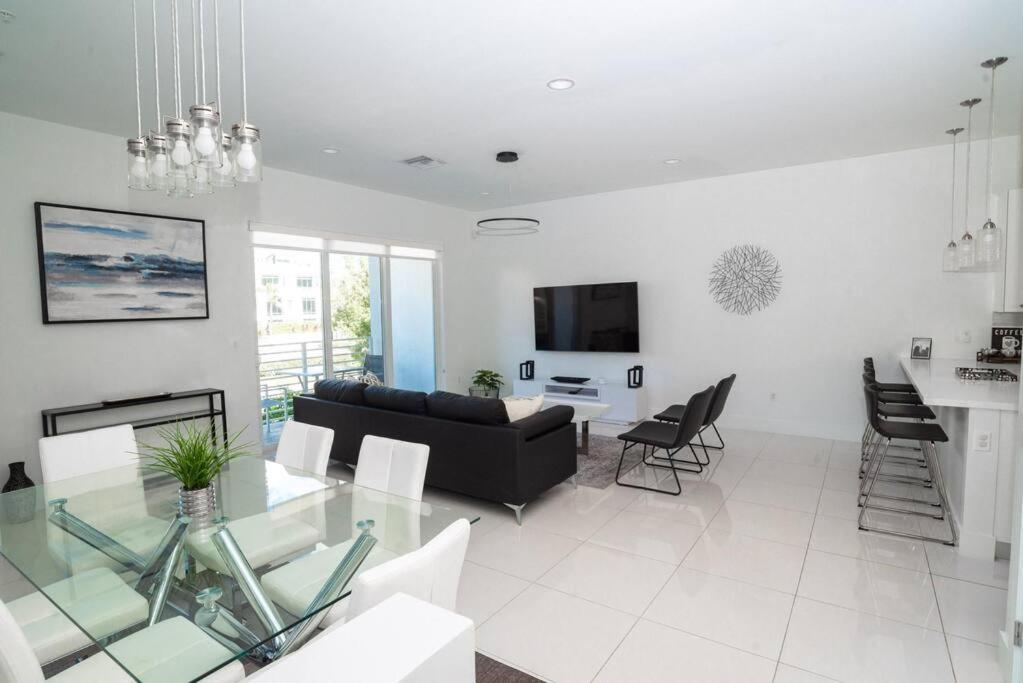 Across The Ocean Few Steps To Beach Contemporary Three Bedroom Townhouse Pompano Beach Bagian luar foto