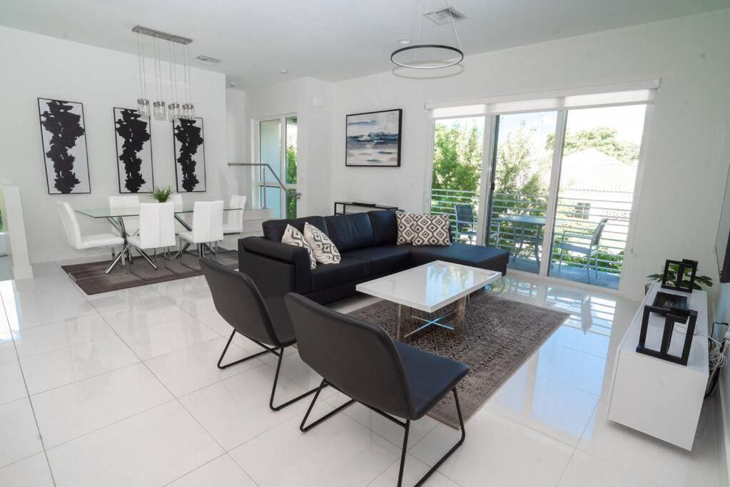 Across The Ocean Few Steps To Beach Contemporary Three Bedroom Townhouse Pompano Beach Bagian luar foto