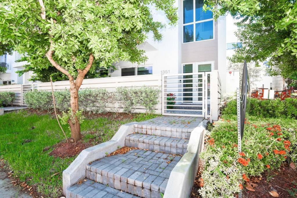 Across The Ocean Few Steps To Beach Contemporary Three Bedroom Townhouse Pompano Beach Bagian luar foto