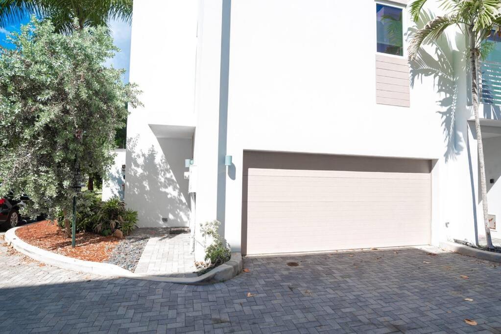 Across The Ocean Few Steps To Beach Contemporary Three Bedroom Townhouse Pompano Beach Bagian luar foto