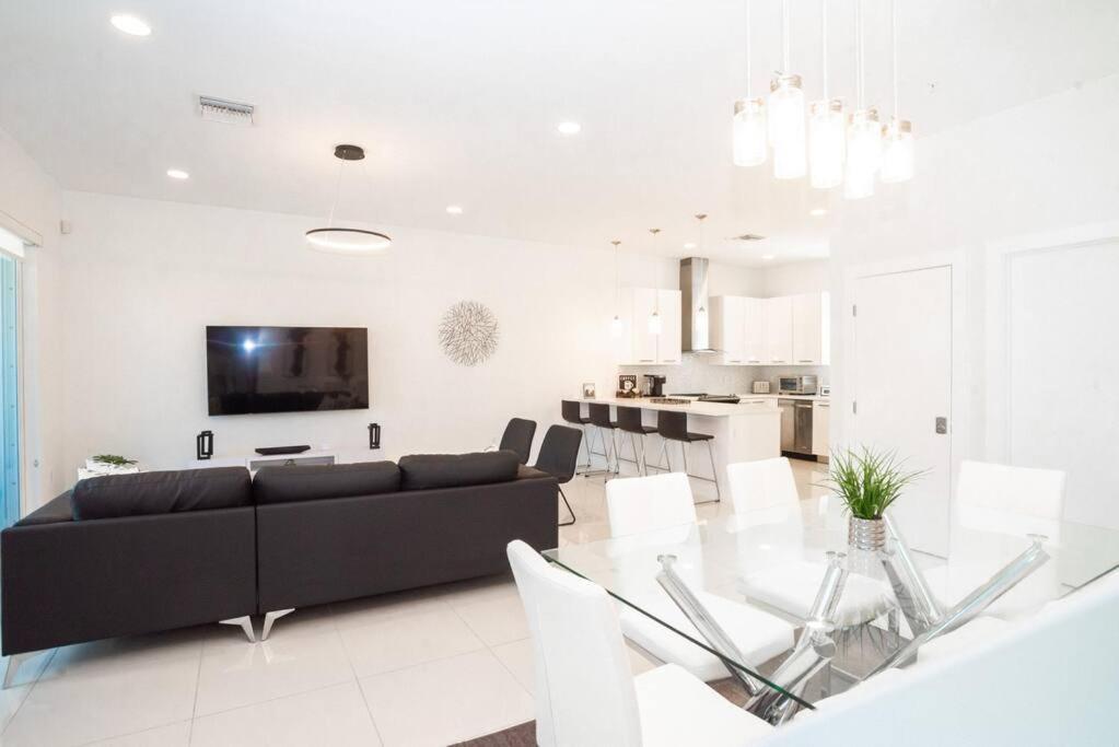 Across The Ocean Few Steps To Beach Contemporary Three Bedroom Townhouse Pompano Beach Bagian luar foto