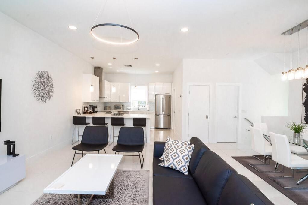 Across The Ocean Few Steps To Beach Contemporary Three Bedroom Townhouse Pompano Beach Bagian luar foto