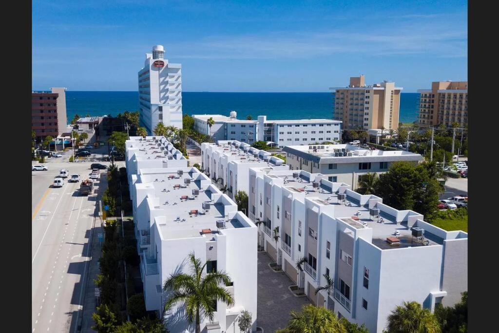 Across The Ocean Few Steps To Beach Contemporary Three Bedroom Townhouse Pompano Beach Bagian luar foto