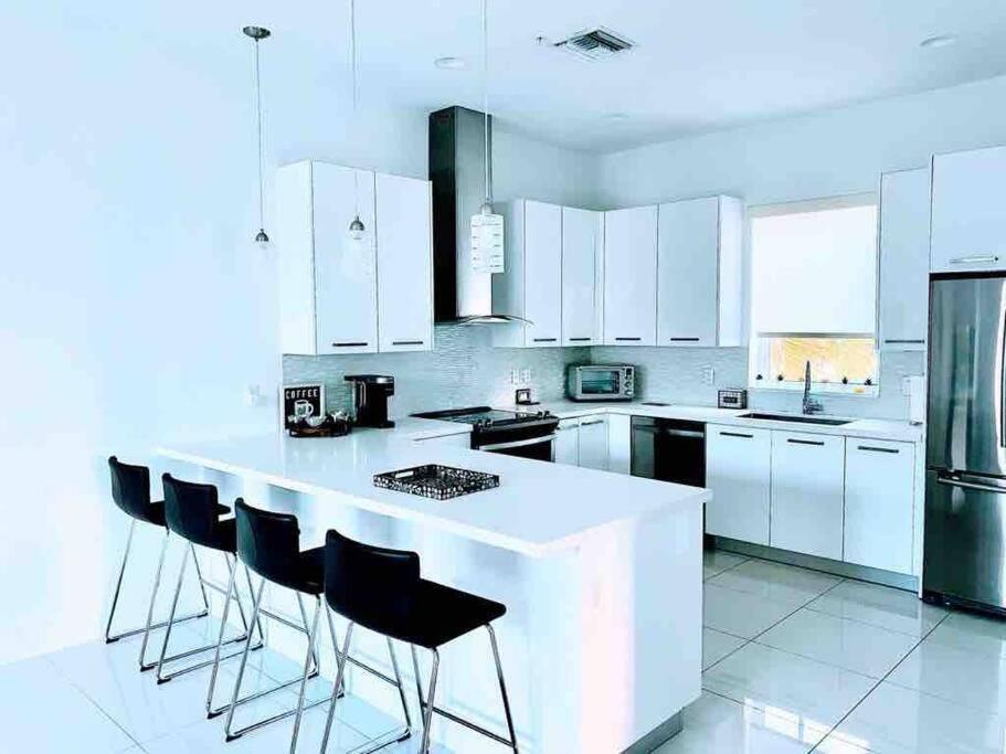 Across The Ocean Few Steps To Beach Contemporary Three Bedroom Townhouse Pompano Beach Bagian luar foto