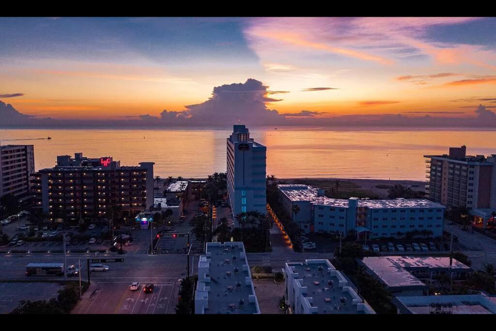 Across The Ocean Few Steps To Beach Contemporary Three Bedroom Townhouse Pompano Beach Bagian luar foto