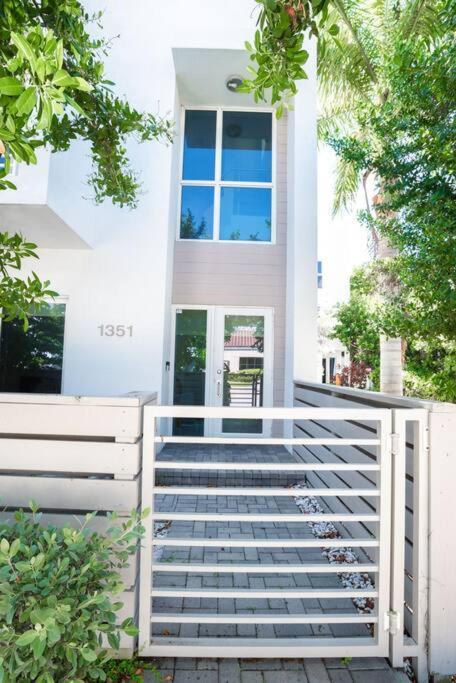 Across The Ocean Few Steps To Beach Contemporary Three Bedroom Townhouse Pompano Beach Bagian luar foto