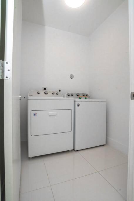 Across The Ocean Few Steps To Beach Contemporary Three Bedroom Townhouse Pompano Beach Bagian luar foto