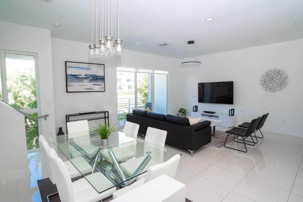 Across The Ocean Few Steps To Beach Contemporary Three Bedroom Townhouse Pompano Beach Bagian luar foto