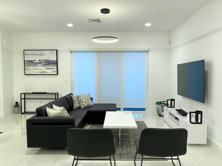 Across The Ocean Few Steps To Beach Contemporary Three Bedroom Townhouse Pompano Beach Bagian luar foto