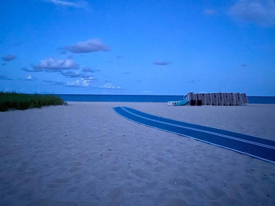 Across The Ocean Few Steps To Beach Contemporary Three Bedroom Townhouse Pompano Beach Bagian luar foto