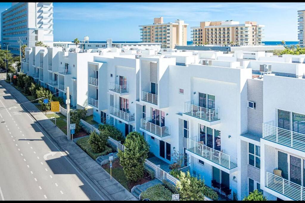 Across The Ocean Few Steps To Beach Contemporary Three Bedroom Townhouse Pompano Beach Bagian luar foto