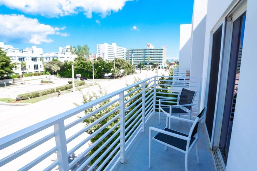 Across The Ocean Few Steps To Beach Contemporary Three Bedroom Townhouse Pompano Beach Bagian luar foto